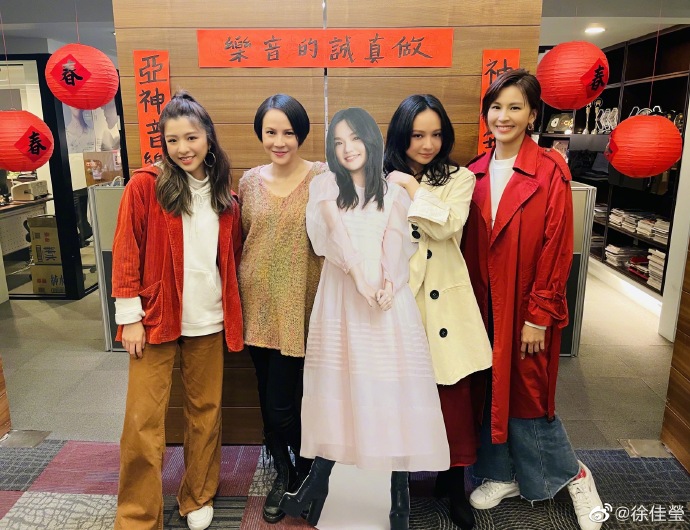 徐佳莹发搞怪聚餐照,人形立牌引网友调侃