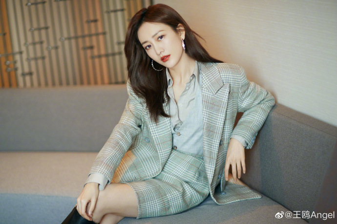 王鸥春天美照曝光:装扮性感,御姐范十足!