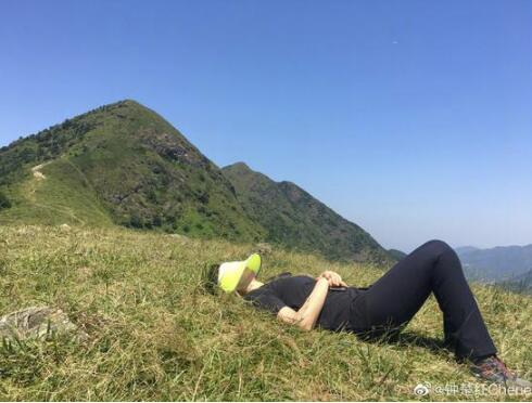59岁钟楚红晒爬山照 冻龄素颜出镜状态极佳