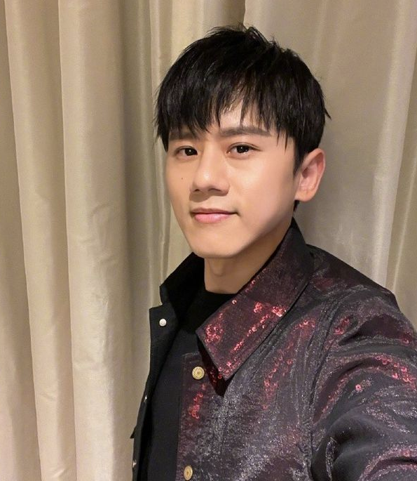 张杰晒自拍胖一圈 疑陪怀二胎妻子谢娜养出幸福肥