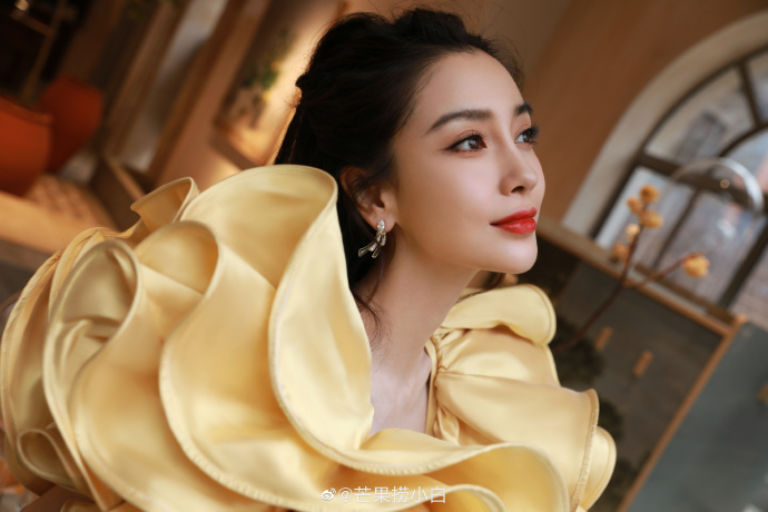 Angelababy贝儿公主造型现身 金色尽显高贵