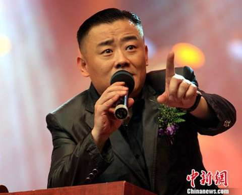周立波纽约再出庭 全程神色较为轻松