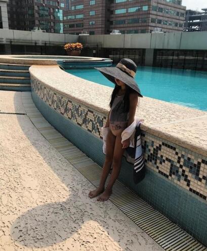曹格7岁爱女Grace暴风式成长 圆润小肚萌化网友