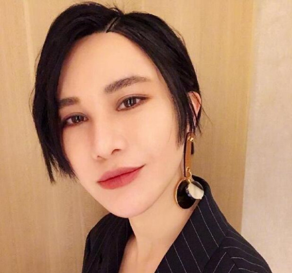 尚雯婕飞机上睡觉 曝手机被盗后遭骗
