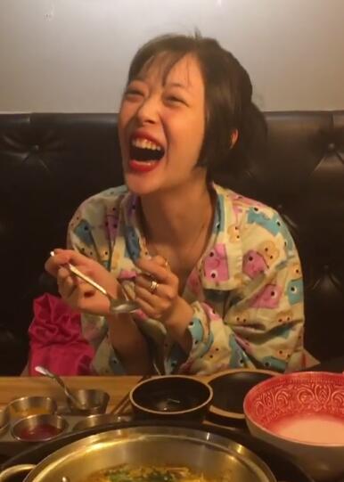 崔雪莉穿睡衣直播吃火锅 哈哈大笑也超可爱