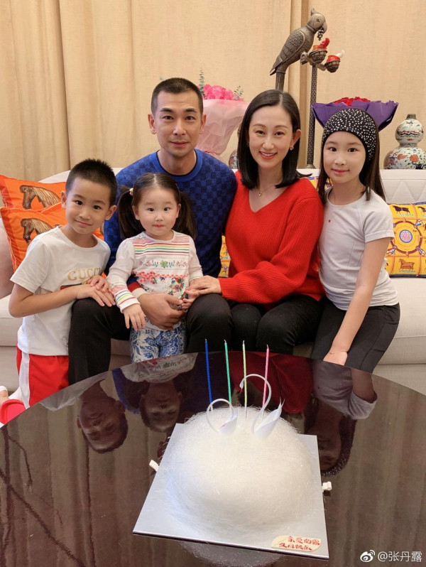 赵文卓送花为妻子庆祝40岁生日 一家五口幸福满满