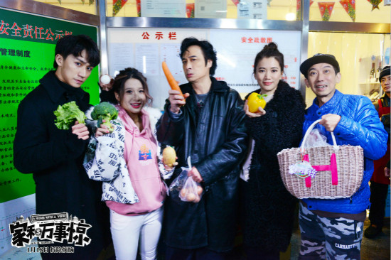 电影《家和万事惊》定档1月18日,吴镇宇袁咏仪菜市场上演最接地气T台秀引爆圣诞