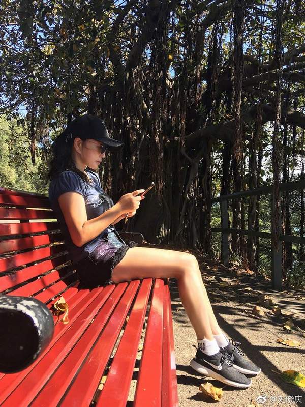 64岁刘晓庆穿短裤活力十足 美腿纤细